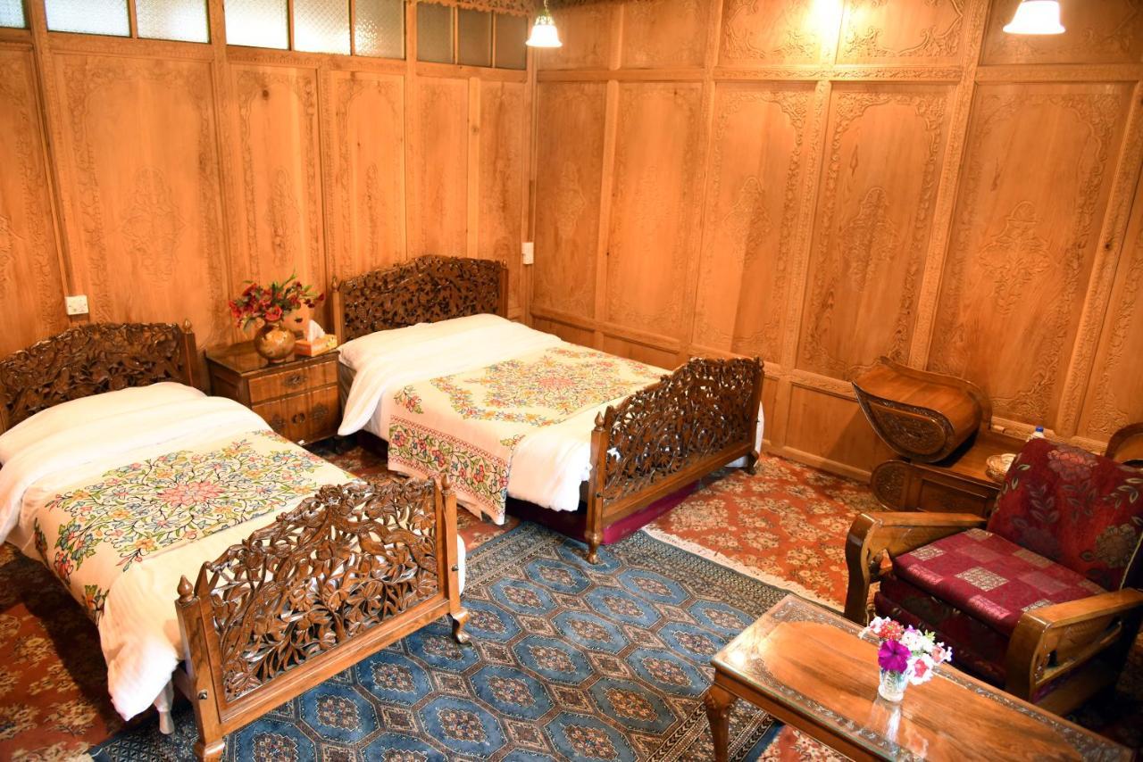 Yadgaar Houseboats Hotel Srīnagar Exterior foto