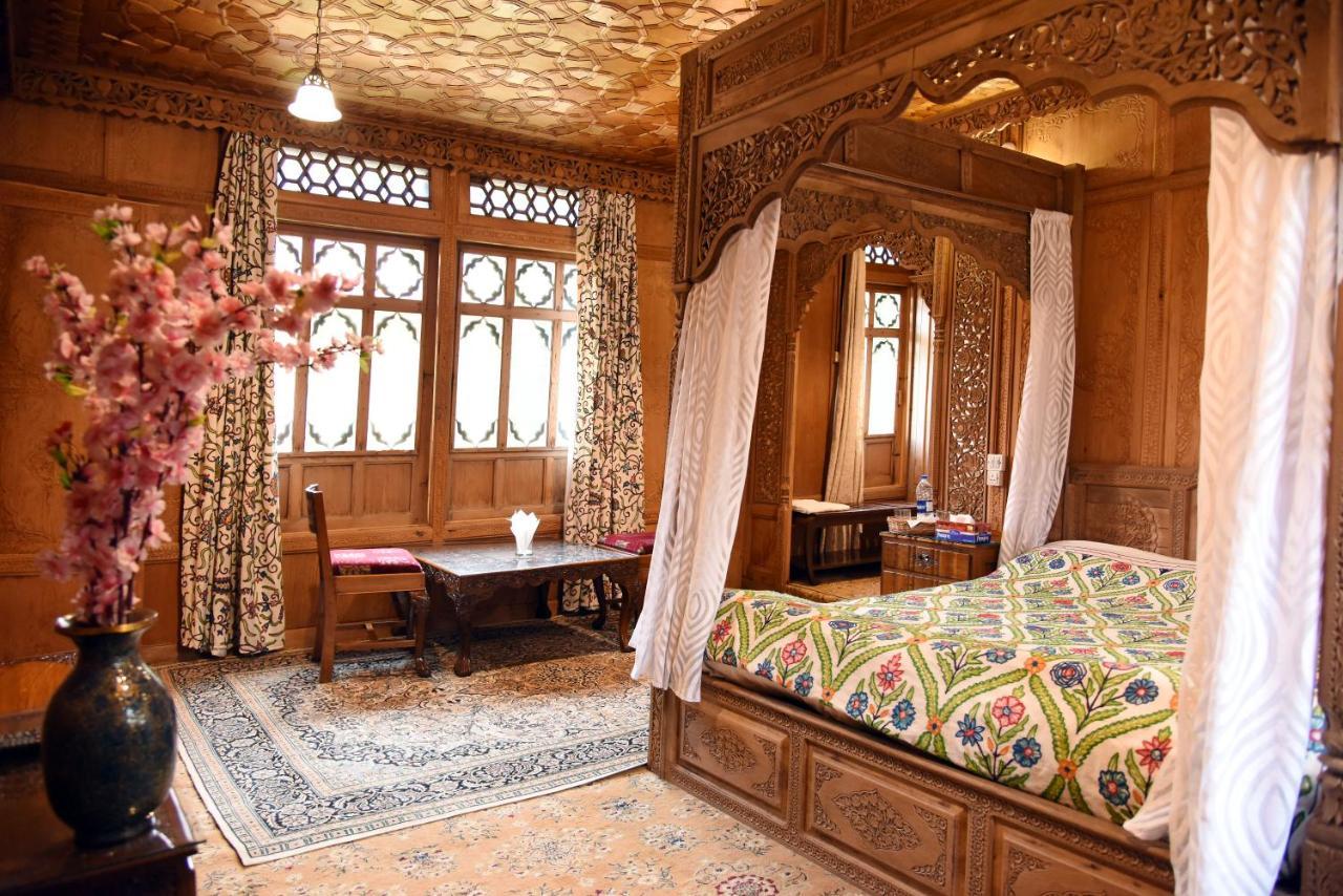 Yadgaar Houseboats Hotel Srīnagar Exterior foto