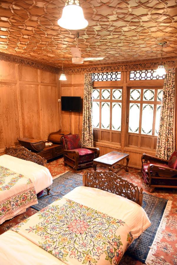 Yadgaar Houseboats Hotel Srīnagar Exterior foto